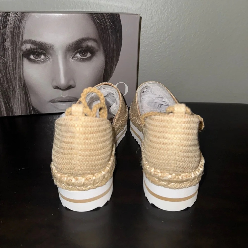 Jennifer Lopez elegant espadrilles